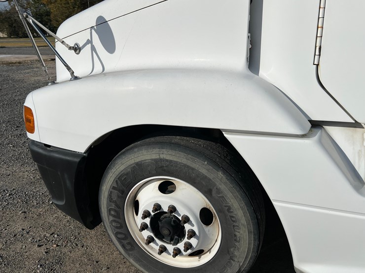 2006-freightliner-auger-truck-image-12