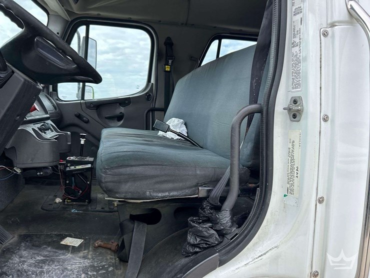 2015-freightliner-m2-106-image-29