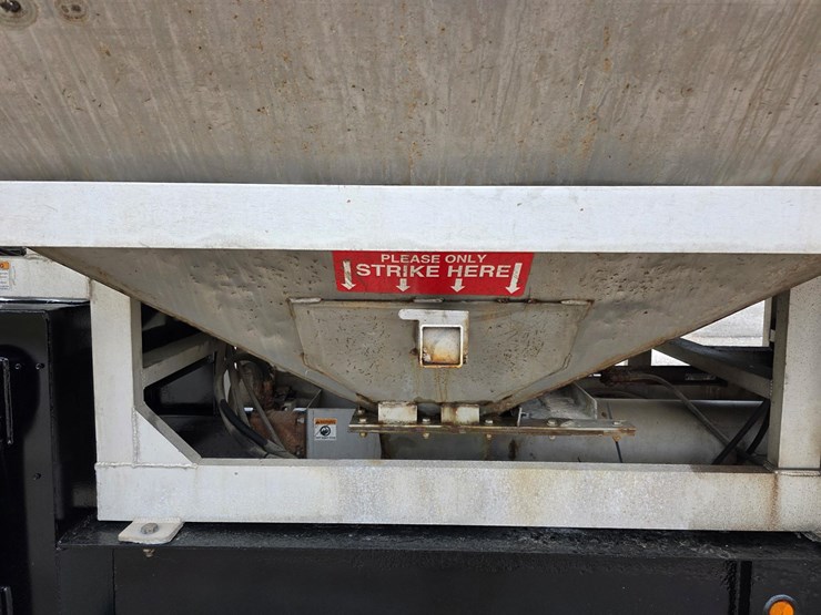 freshly-refurbished!-2016-kbh-fertilizer-tender-trailer---isuzu-diesel-image-14