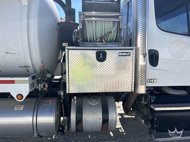 2016-freightliner-114sd-image-22