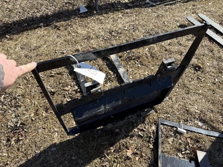 new-mini-skidsteer-pallet-forks-image-1