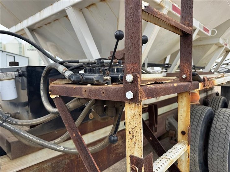 1985-ford-ltl9000-image-13