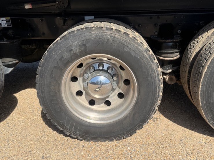 2024-kenworth-t880-image-11