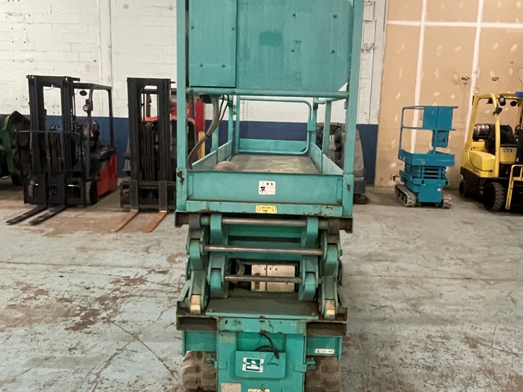 #202-•-airman-encl06-electric-track-scissor-lift-image-2