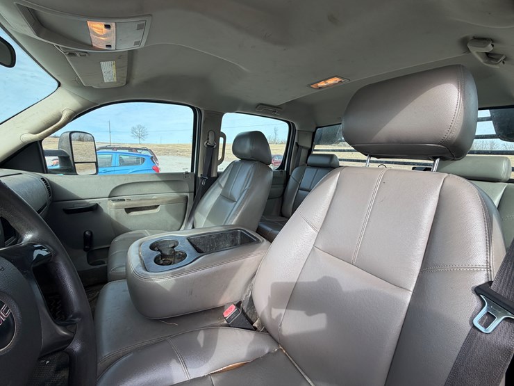 2011-gmc-3500hd-image-14