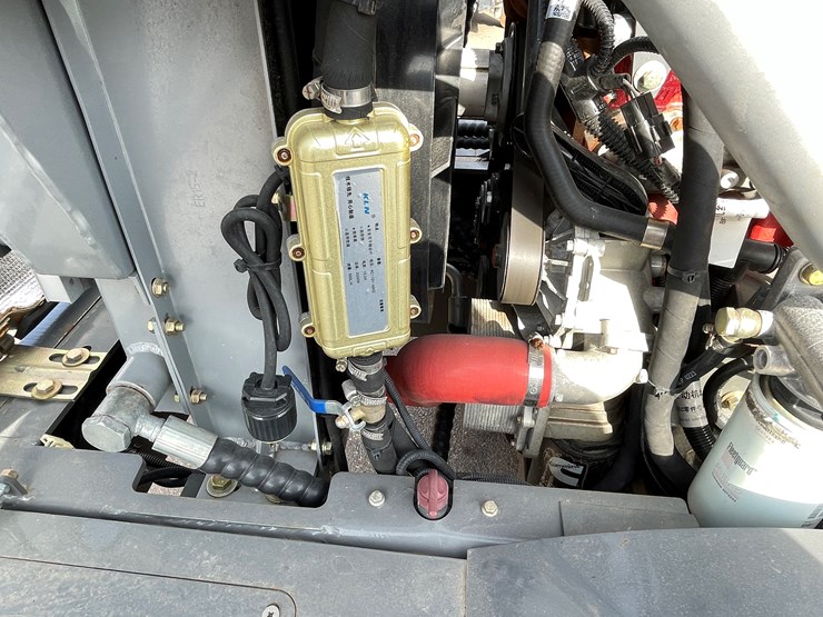 #114-•-new-magnum-3300p-telescoping-wheel-loader-image-32