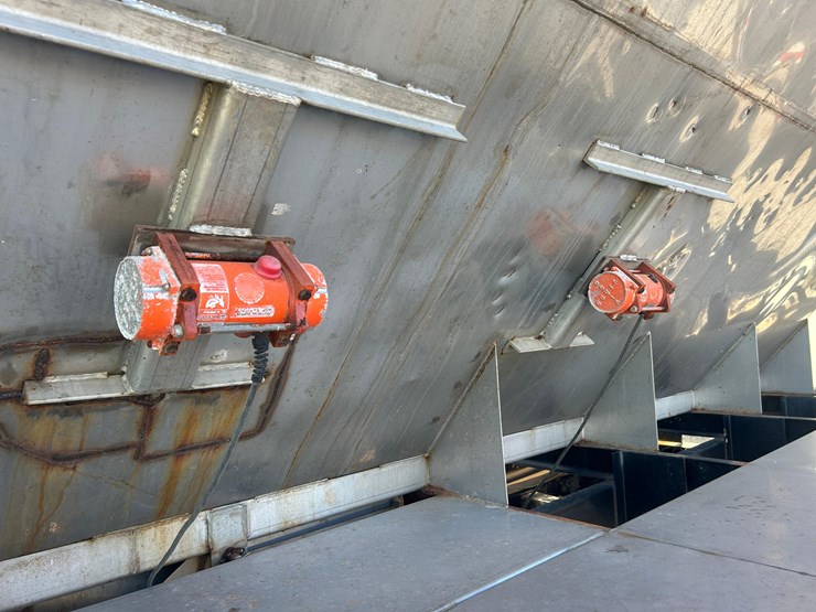 2012-mack-tender-truck-w/adams-rear-discharge-bed-auger-image-37