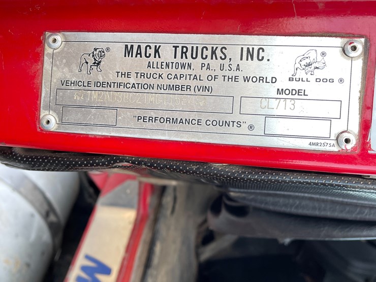 2001-mack-cl713-image-32