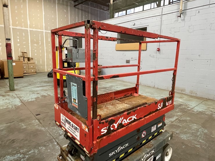 #206-•-2016-skyjack-scissor-lift-image-9