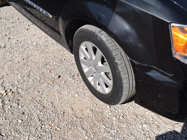 2015-chrysler-town-&-country-image-3