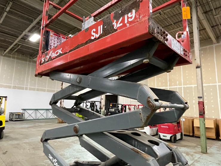 #206-•-2016-skyjack-scissor-lift-image-27
