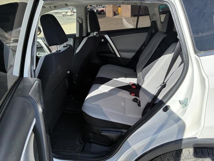2016-toyota-rav4-image-12