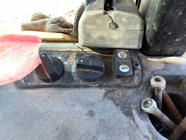 2011-caterpillar-d6k-image-32