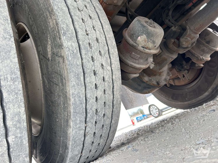 2015-freightliner-m2-106-image-53