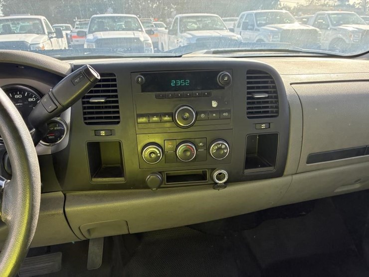 2013-chevrolet-3500-image-11