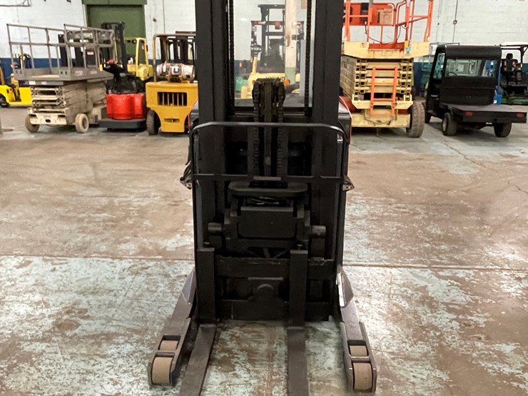 #221-•-2012-toyota-electric-ride-on-reach-truck-image-2