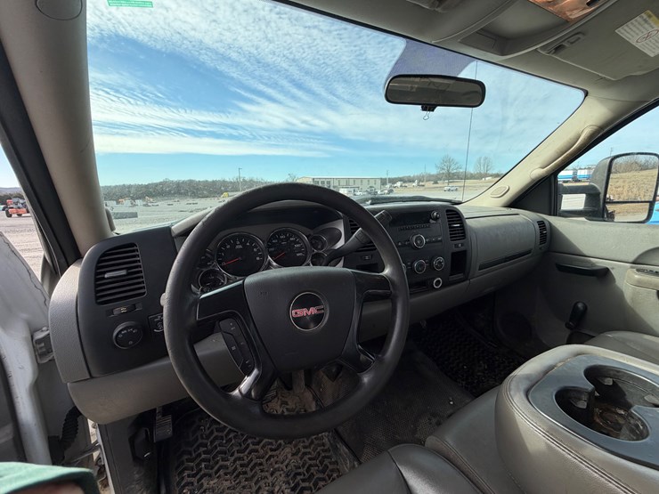 2011-gmc-3500hd-image-16