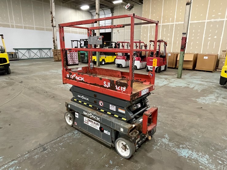 #206-•-2016-skyjack-scissor-lift-image-7