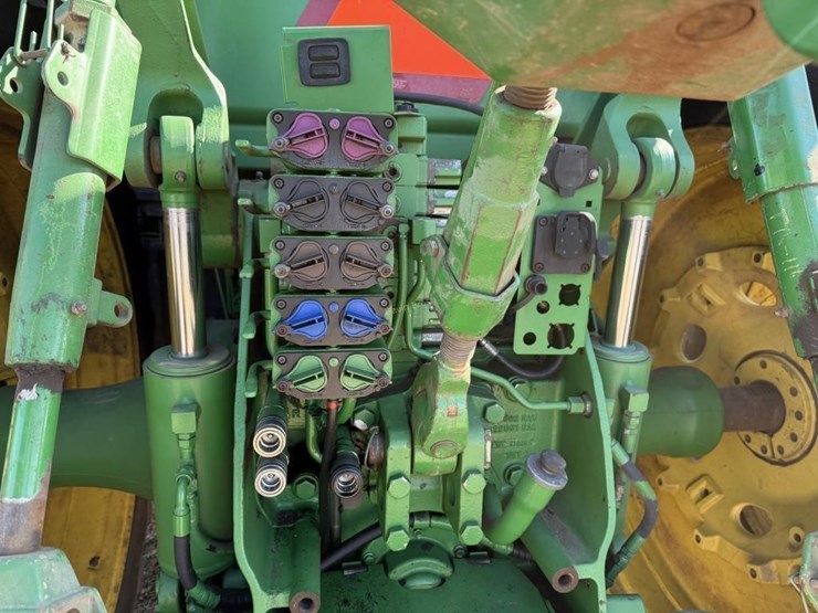 john-deere-8235r-image-12