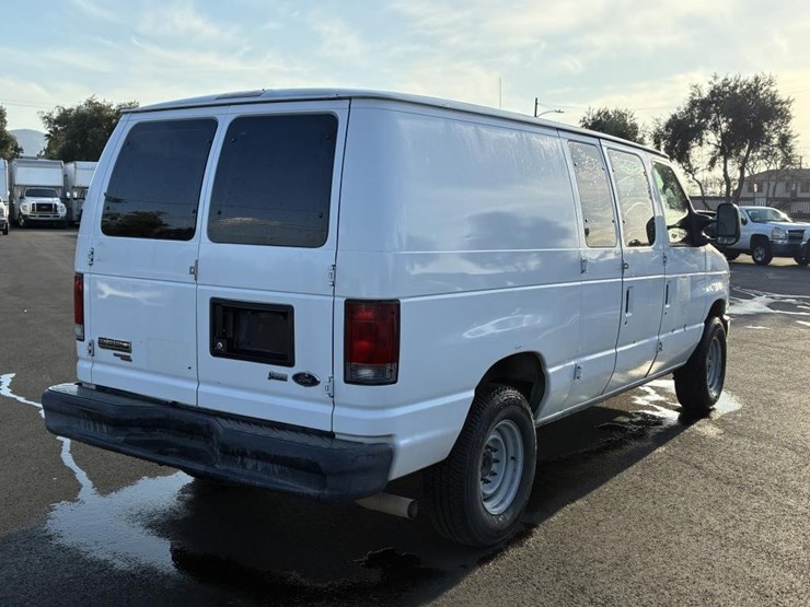 2011-ford-e350-image-3