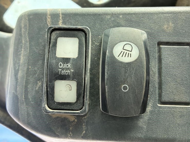 2021-deere-317g-image-17