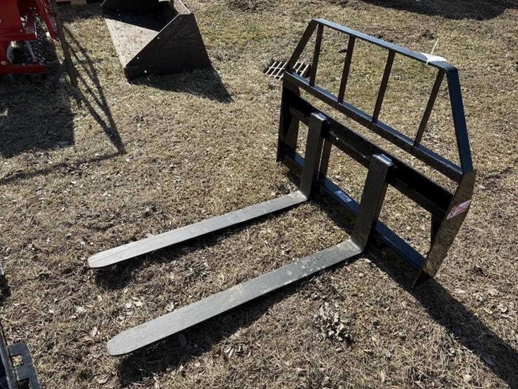 new-kivel-48"-universal-attach-pallet-forks-image-1