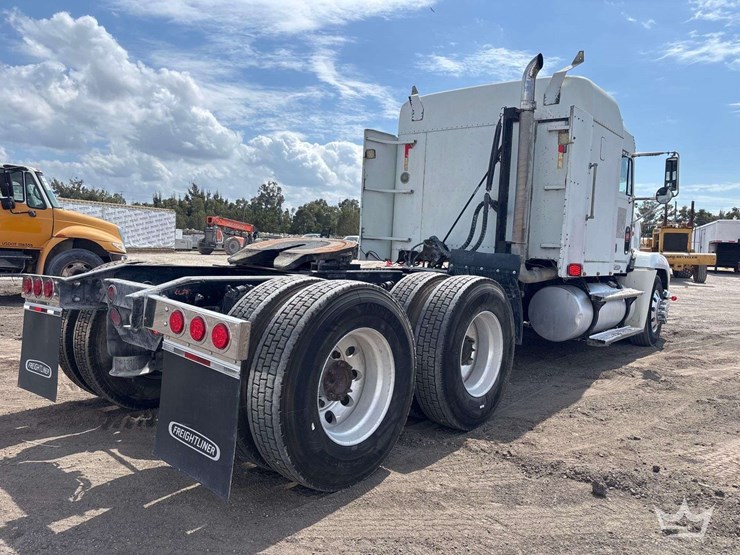 2001-freightliner-fld120-image-5