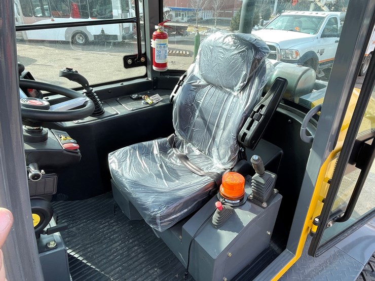 #114-•-new-magnum-3300p-telescoping-wheel-loader-image-54