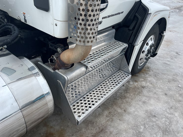 2022-kenworth-t680-image-26