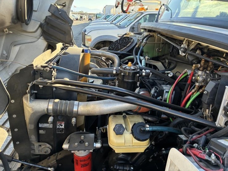 2010-freightliner-m2-106-image-8