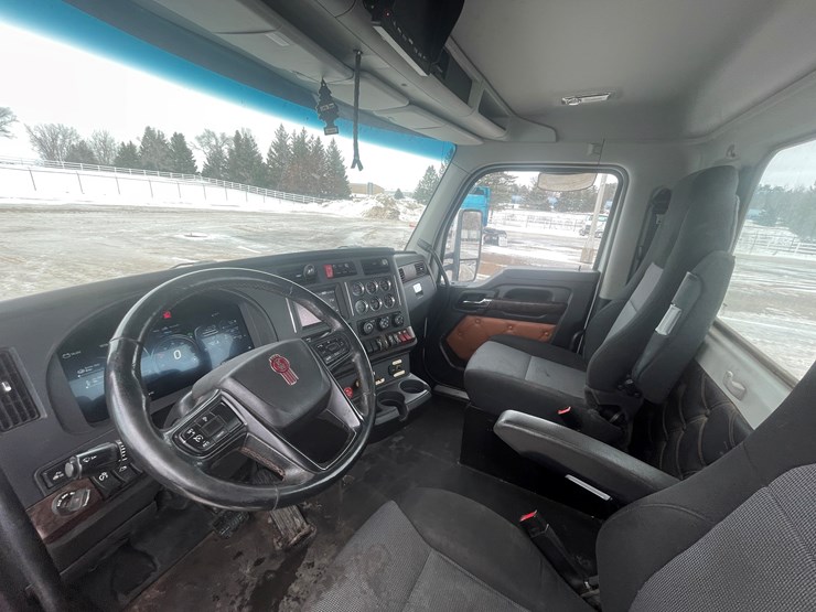 2022-kenworth-t680-image-37
