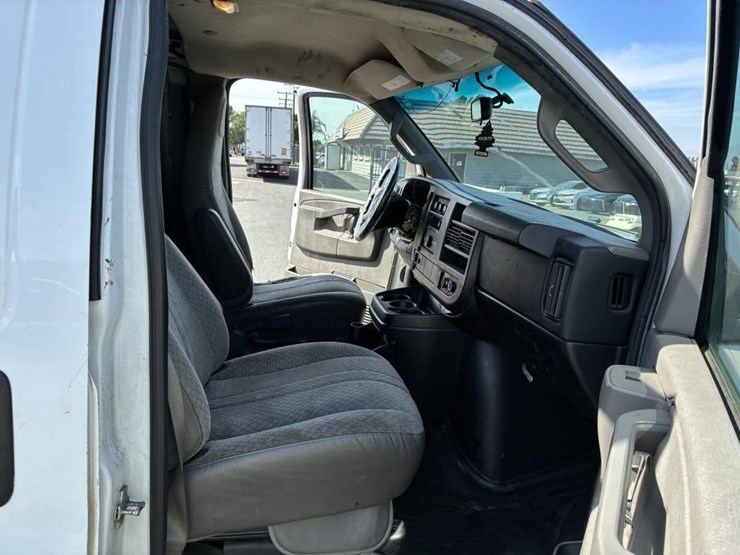 2016-chevrolet-express-2500-image-10