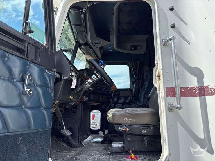 2001-freightliner-fld120-image-23