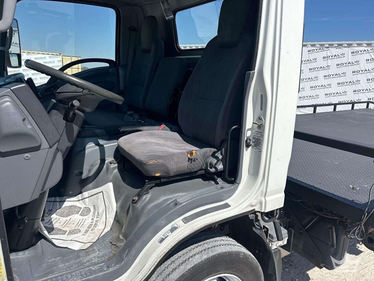 2011-isuzu-nrr-image-13