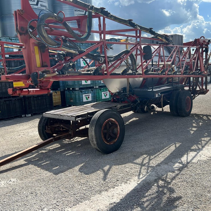 CASE 610 Sprayer System 2000 Gallons