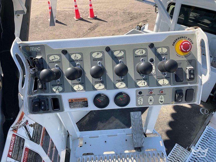 2024-freightliner-m2-106-image-50