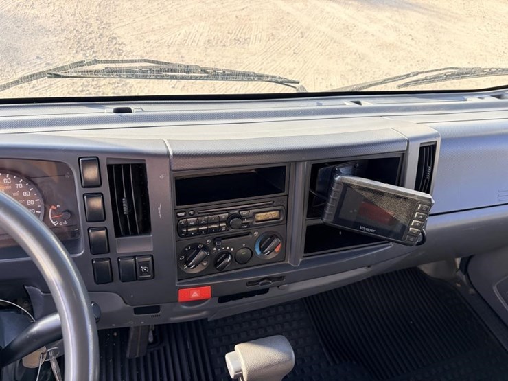 2013-isuzu-npr-image-16