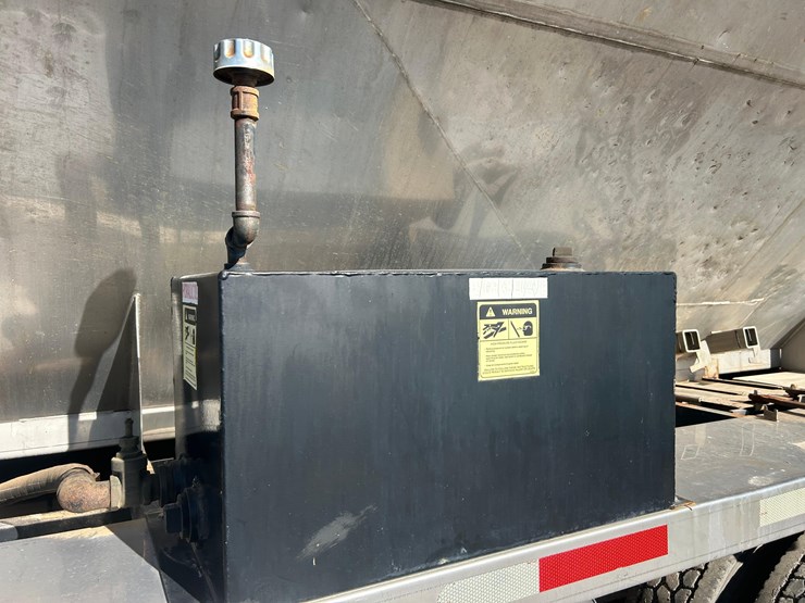 2012-mack-tender-truck-w/adams-rear-discharge-bed-auger-image-28