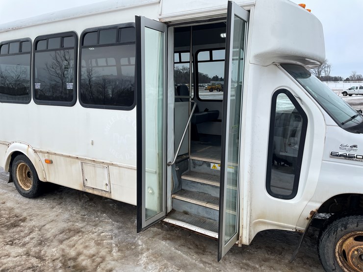 2014-ford-e450-image-30