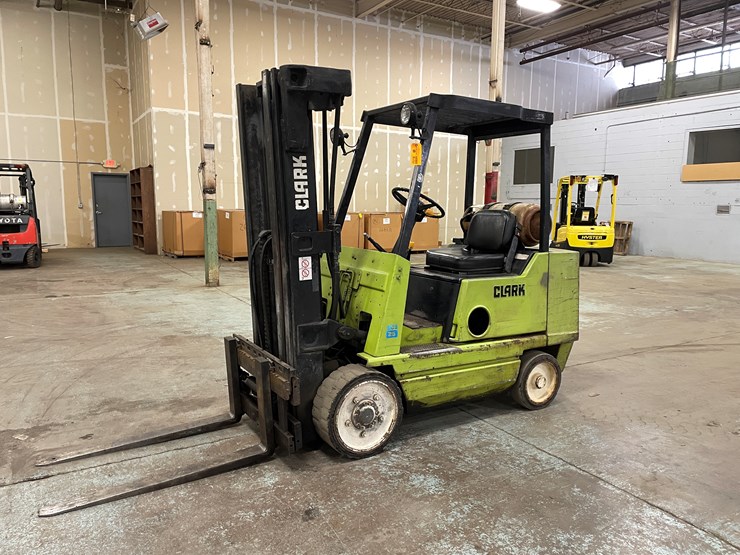#172-•-clark-gcs25-propane-forklift-image-1