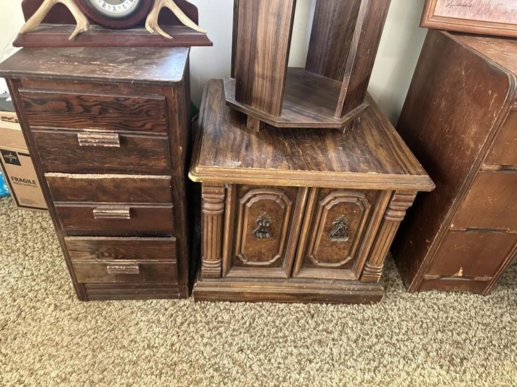 wooden-dressers-&-displays-image-2