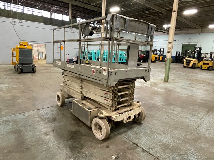 #204-•-terex-ts26-electric-scissor-lift-image-3