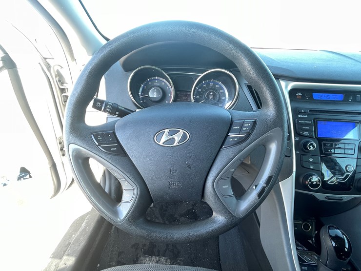 #1519-•-2013-honda-sonata-(has-mn-prior-salvage-title)-image-24