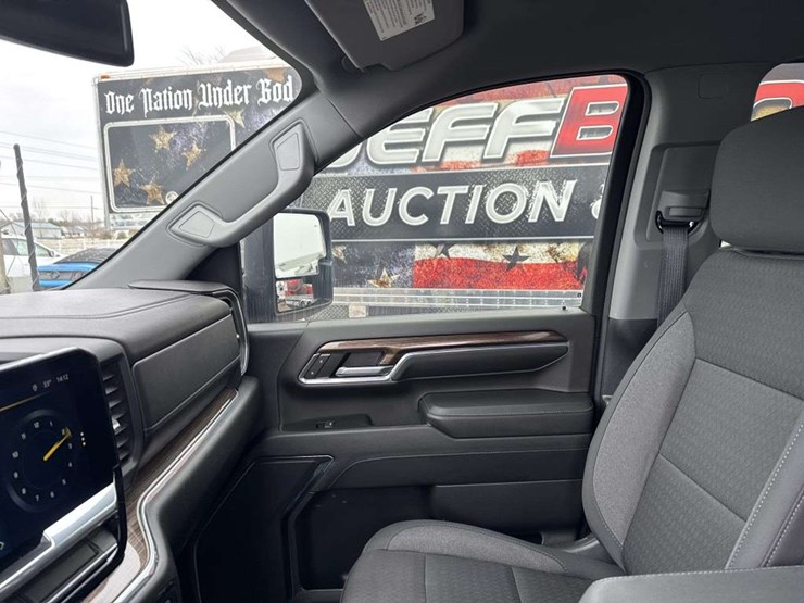 2024-chevrolet-3500-image-12