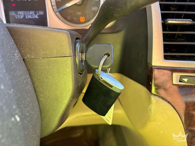 2011-cadillac-escalade-image-24