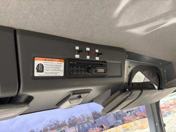 2009-gmc-t7500-image-17