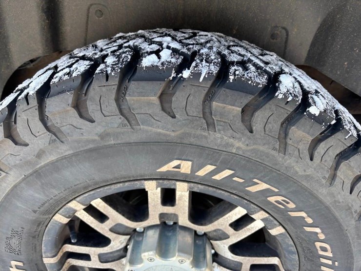 2010-chevrolet-suburban-image-30