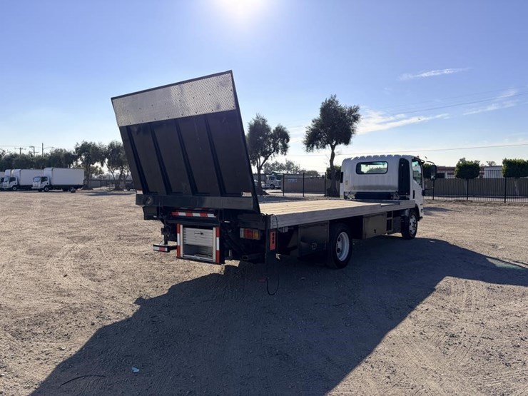 2017-isuzu-nrr-image-3