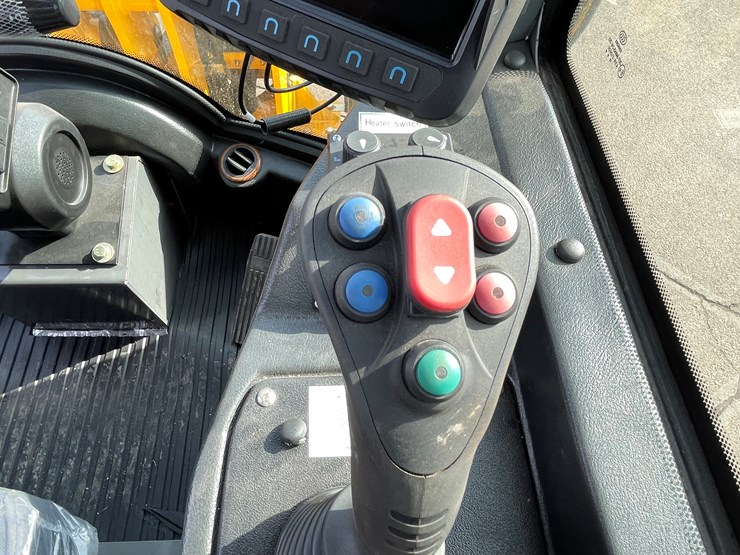 #114-•-new-magnum-3300p-telescoping-wheel-loader-image-62