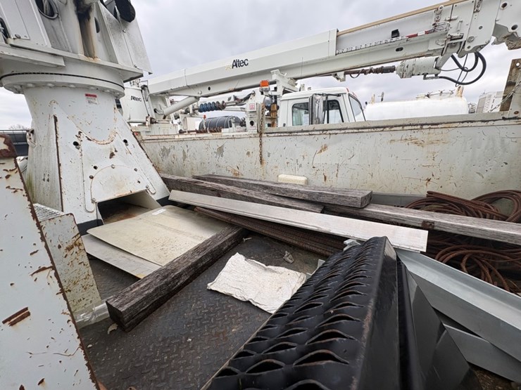 2007-peterbilt-335-image-8